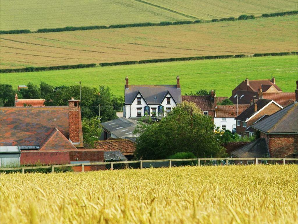The Blue Bell Inn Weaverthorpe Eksteriør billede